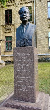 Kiev, Ukrayna 6 Temmuz 2021: Ukrayna Ulusal Teknik Üniversitesi 'nin Kiev Politeknik Enstitüsü' nün Kiev kentinde adını verdiği Profesör Wojciech Sventoslavsky Anıtı