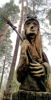 Kiev, Ukrayna 11 Ocak 2021: Parktaki ahşaptan yapılmış peri masalı karakterleri