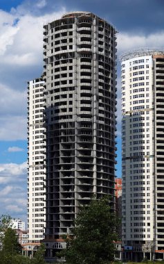 Kiev, Ukrayna 24 Temmuz 2020: Kiev 'de bitmemiş, apartman, yüksek binalar