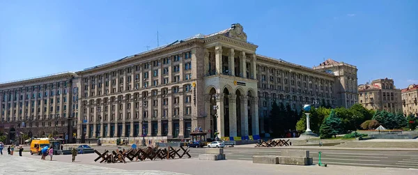 Kyiv, Ukrayna 11 Haziran 2022: Kyiv merkez caddesi Khreshhatyk Bağımsızlık Meydanı, Rusya ile savaş sırasında tanksavar barajı ile ana postanenin binası