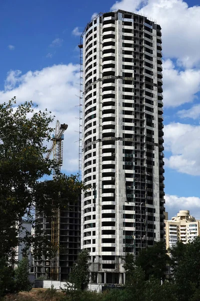 Kiev, Ukrayna 24 Temmuz 2020: Kiev 'de bitmemiş, apartman, yüksek binalar