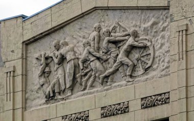 Kiev, Ukrayna 16 Mayıs 2021: Kiev kentindeki işçilerin çalışmalarının yer aldığı bir binanın mimari süslemeleri, freskleri