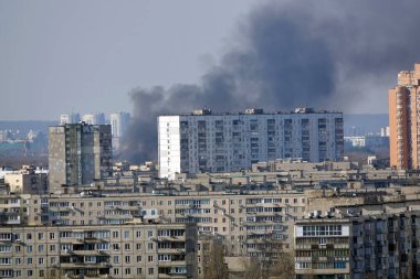 Kiev, Ukrayna 11 Mart 2021: Kiev şehrinin binalarından birine tepeden bakıldığında yangın