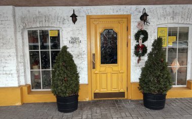 Kiev, Ukrayna 2 Ocak 2022: Mağazanın girişi yaratıcı bir şekilde dekore edilmiştir