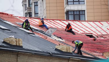 Kiev, Ukrayna 28 Kasım 2020: İşçiler Kiev şehir merkezindeki eski kalenin çatısını restore ettiler