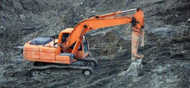 Kiev, Ukrayna 13 Mart 2019: Traktör ve kazıcılar sıfır döngüsünün inşası üzerinde çalışıyorlar