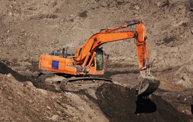 Kiev, Ukrayna 13 Mart 2019: Traktör ve kazıcılar sıfır döngüsünün inşası üzerinde çalışıyorlar