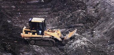 Kiev, Ukrayna 13 Mart 2019: Traktör ve kazıcılar sıfır döngüsünün inşası üzerinde çalışıyorlar