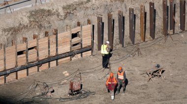 Kiev, Ukrayna 13 Mart 2019: İşçiler - bir eğlence merkezinin kuruluşunun sıfır döngülü inşaatı