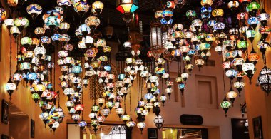 Dubai, BAE 20 Şubat 2020: Müşteri çekmek için doğu tarzında dekore edilmiş