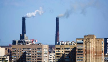 Kiev, Ukrayna 23 Şubat 2019: Borular sigara içiyor, şehrin havasını kirletiyor, çevreyi kötüleştiriyor.