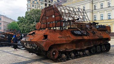 Kyiv, Ukrayna 23 Mayıs 2022: Rus savaş alanından bozulan askeri teçhizat Kyiv 'de halka sergilendi