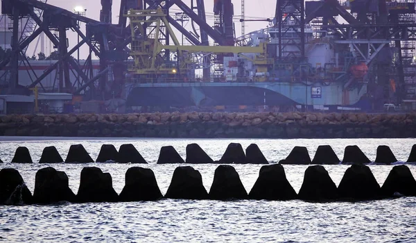 Construction of port cranes in the port of Sharjah