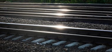 Kyiv, Ukrayna 6 Mayıs 2021 Demiryolu güneş ışığıyla yol alıyor