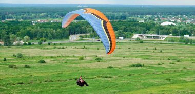 Kiev, Ukrayna 19 Haziran 2021: Paraşütçüler ve paraşütçüler ile dağdan uçuşlar