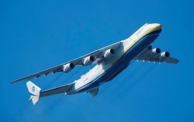Kyiv, Ukrayna 24 Ağustos 2021: An-225 MRIYA uçağı Ukrayna 'nın 30 yıllık bağımsızlığını Kiev semalarında kutladı