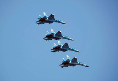 Kyiv, Ukrayna 24 Ağustos 2021: Savaşçı SU-27 Ukrayna 'nın 30 yıllık bağımsızlığını Kiev semalarında kutladı