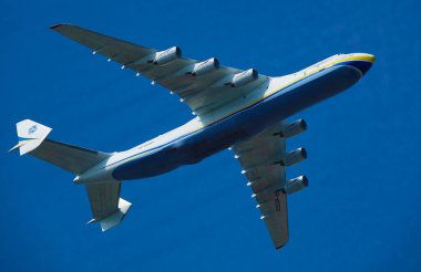 Kyiv, Ukrayna 24 Ağustos 2021: An-225 MRIYA uçağı Ukrayna 'nın 30 yıllık bağımsızlığını Kiev semalarında kutladı