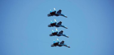 Kyiv, Ukrayna 24 Ağustos 2021: Savaşçı SU-27 Ukrayna 'nın 30 yıllık bağımsızlığını Kiev semalarında kutladı