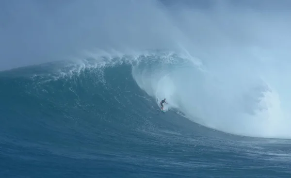 Sportovní fotografie. Čelisti na mezinárodní surfařské události v Maui, Hawai 2021 Prosinec. — Stock fotografie