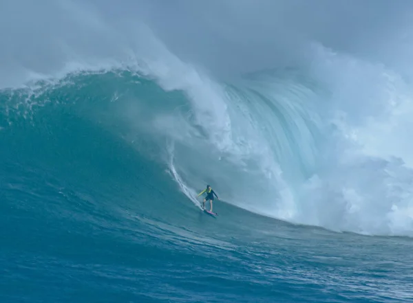 Sport photography. Jaws swell on International surfing event in Maui, Hawai 2021 December. — Fotografia de Stock