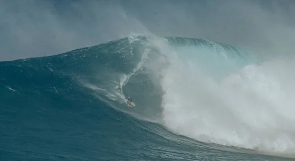 Спортивная фотография. Jaws swell on International surfing event in Maui, Hawai 2021 December. — стоковое фото