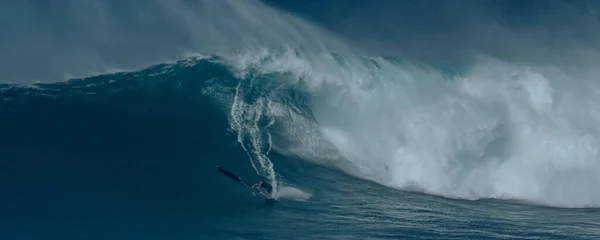 Sport photography. Jaws swell on International surfing event in Maui, Hawai 2021 December. — Stock Photo, Image