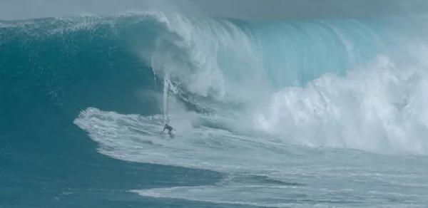 Fotografía deportiva. Las fauces se hinchan en el evento internacional de surf en Maui, Hawai 2021 Diciembre. —  Fotos de Stock