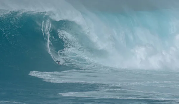 Fotografía deportiva. Las fauces se hinchan en el evento internacional de surf en Maui, Hawai 2021 Diciembre. —  Fotos de Stock