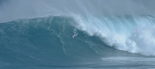 Sport photography. Jaws swell on International surfing event in Maui, Hawai 2021 December. — Fotografia de Stock