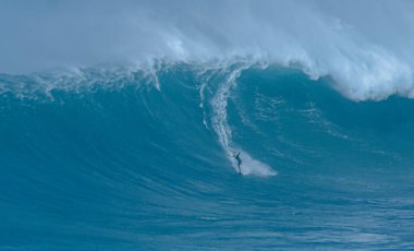 Spor fotoğrafçılığı. Jaws, Maui, Hawaii 'de Uluslararası Sörf Etkinliği, 2021 Aralık' ta.
