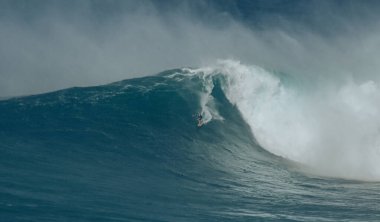 Spor fotoğrafçılığı. Jaws, Maui, Hawaii 'de Uluslararası Sörf Etkinliği, 2021 Aralık' ta.