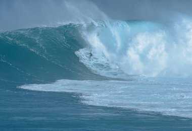 Spor fotoğrafçılığı. Jaws, Maui, Hawaii 'de Uluslararası Sörf Etkinliği, 2021 Aralık' ta.