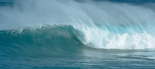 Спортивная фотография. Jaws swell on International surfing event in Maui, Hawai 2021 December. — стоковое фото