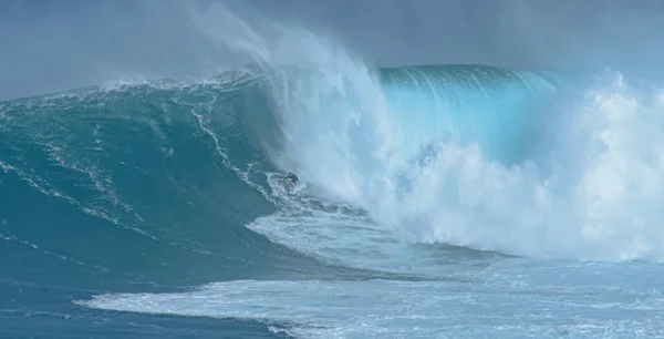 Sport photography. Jaws swell on International surfing event in Maui, Hawai 2021 December. — Stockfoto