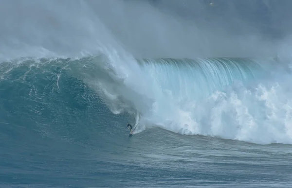 Sport photography. Jaws swell on International surfing event in Maui, Hawai 2021 December. — Stockfoto