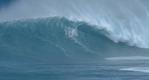 Sport photography. Jaws swell on International surfing event in Maui, Hawai 2021 December. — Stockfoto