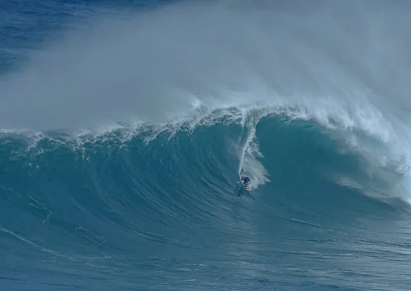 Sport photography. Jaws swell on International surfing event in Maui, Hawai 2021 December. — Fotografia de Stock