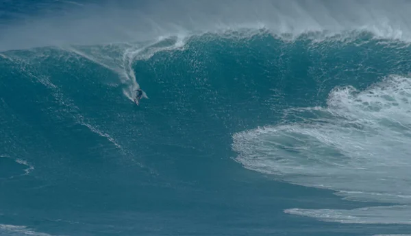 Sport photography. Jaws swell on International surfing event in Maui, Hawai 2021 December. — Stockfoto