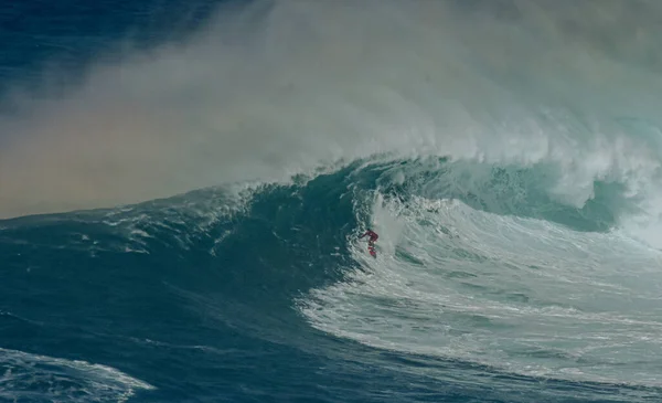 Спортивная фотография. Jaws swell on International surfing event in Maui, Hawai 2021 December. — стоковое фото