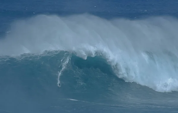 Sport photography. Jaws swell on International surfing event in Maui, Hawai 2021 December. — Stockfoto