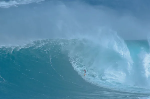 Sport photography. Jaws swell on International surfing event in Maui, Hawai 2021 December. — Fotografia de Stock