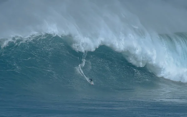 Спортивная фотография. Jaws swell on International surfing event in Maui, Hawai 2021 December. — стоковое фото