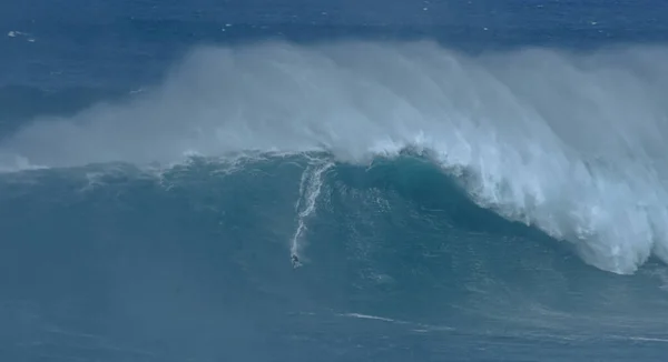 Sport photography. Jaws swell on International surfing event in Maui, Hawai 2021 December. — Stockfoto