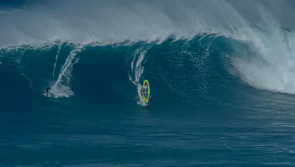 Photographie sportive. Mâchoires gonflent sur l'événement international de surf à Maui, Hawaï 2021 Décembre. — Photo