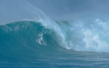 Spor fotoğrafçılığı. Jaws, Maui, Hawaii 'de Uluslararası Sörf Etkinliği, 2021 Aralık' ta.