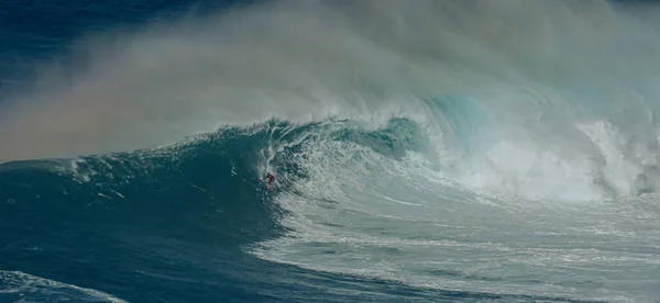 Sport photography. Jaws swell on International surfing event in Maui, Hawai 2021 December. — Fotografia de Stock