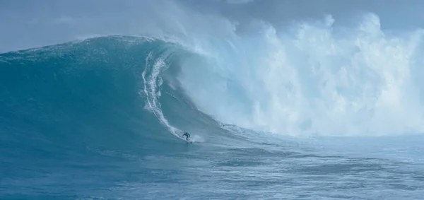 Fotografía deportiva. Las fauces se hinchan en el evento internacional de surf en Maui, Hawai 2021 Diciembre. —  Fotos de Stock