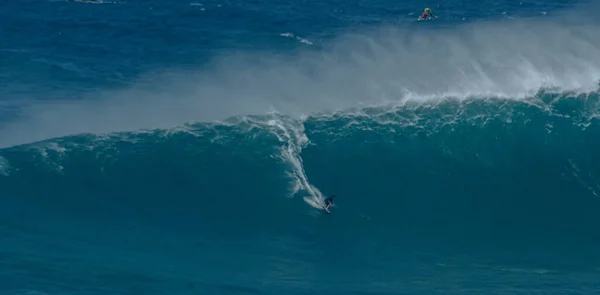 Спортивная фотография. Jaws swell on International surfing event in Maui, Hawai 2021 December. — стоковое фото