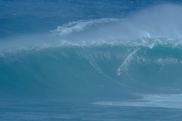 Спортивная фотография. Jaws swell on International surfing event in Maui, Hawai 2021 December. — стоковое фото
